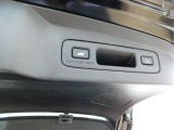 電動バックドアのスイッチです。荷物をの
