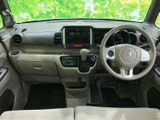 運転席側のドアを開けると、広々とした空間が広がります。使いやすい収納スペースも充実しており、実用性を追求した設計です。