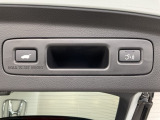 運転席とリアゲート本体に開閉スイッチを装備し、とても便利な電動リアゲート!