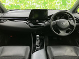 洗練されたデザインの室内空間。ドライバー視点での操作性を追求し、快適な運転環境を実現しています。広々とした空間でリラックスできます。