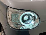 対象物が見やすく白く明るい光で夜間走行をサポートする,ハンドル操作や「R」シフトに連動するサイドビューランプ付きフルLEDヘッドランプ(クリアランスランプ・オートレベリング機能付)を搭載