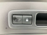 バックドアは電動で開閉できます。運転席のスイッチを押すだけで重たいバックドアが電動で動きます。