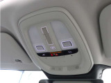 ルーフにあるボタンは、車両が始動しない場合、パンクした場合、または事故に遭った場合などに支援の要請に使用できるため安心感を高めることができます。