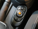 【コントローラー】センターディスプレイを操作する部分になります!運転中に画面を注視しすぎず操作できるのがメリットです☆