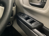 電動格納式リモコンドアミラーと、パワーウィンドウスイッチ等は運転席ドアにあります。