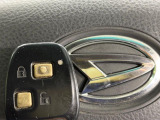 【キーレス】少し離れた場所からでもボタン一つでドアの開錠・施錠ができるのでとっても便利!ドアの鍵穴周りに傷をつけることもありません♪