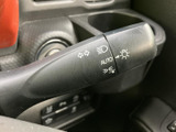 スムーズな操作で、安全な車線変更をサポートします。視認性の高いデザインで、周囲の状況を把握しながら運転できます。