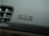 ◆助手席エアバッグ◆SRSエアバッグは、シートベルトだけでは防ぎきれない衝突時の衝撃から乗員を守るための安全装置。衝突時に瞬時に膨らみ、頭部や胸部がダッシュボードに直接衝突するのを防ぎます。