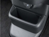 ◆センターロアボックス◆インパネ中央の下部には、ごみ箱としても使用する事ができるセンターロアボックスを装備しております。