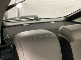 【トノカバー】荷室への視線をさえぎり、盗難防止やプライバシーの保護に役立ちます。簡単に取外しができるので必要に応じて柔軟にご利用いただけます。