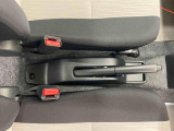最も気になる室内は、特にこだわってクリーニングしております。マットやシートだけではなく、エアコンの吹き出し口やドアノブの隙間など、様々なブラシや道具を使い分けて、隅々までクリーニングしております。