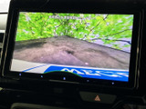 後退時の安全をサポート。映像をモニターに表示し、死角を減らしてスムーズな後退を支援します。