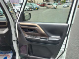 運転席のドア内部でございます。
