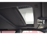 光が差し込む明るい車内。 ムーンルーフがあることで圧迫感がなく、家族や友人との移動時間もより心地よく過ごせます。
