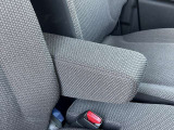[フロントアームレスト]シートの真ん中に肘掛が付いてますのでゆったり運転出来ます!