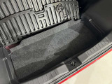 ラゲッジアンダーボックスも装備されております。荷物を載せたり、荷室が広くなりますので大型荷物も載せることができます。