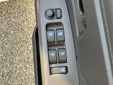 運転席扉内側部分です。【パワーウィンドウ】で窓の開け閉めもラクラクですね!