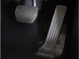 【オルガン式アクセルペダル】 かかとがずれにくく、アクセルペダルがコントロールしやすくなります。また運転時の疲労を軽減し、とっさのときの踏み間違いも起きにくくなります。