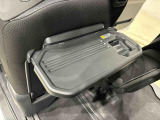 飲み物や食べ物を気軽に置ける格納式シートバックテーブルを、運転席と助手席の背もたれにご用意。車中泊も快適です!