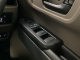 電動格納式リモコンドアミラーと、パワーウィンドウマスタースイッチ等は運転席ドアにあります。