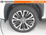 軽快な足元を演出するアルミホイール、単なるドレスアップではなく剛性と軽量化でワンランク上の気分が感じられます。