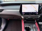 【オプション】輻射ヒーター(運転席・助手席のシートヒーターのスイッチをONにすると膝から下を温めます)