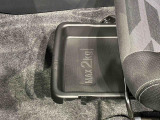 靴などが収納できる便利な助手席シートアンダートレイが付いてます