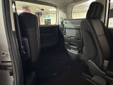 3列目シートアレンジ シートを畳めば、大きな荷物やベビーカーの収納などに十分な荷室スペースを確保できます。セカンドシートを倒せば、さらに荷物を載せることができます。
