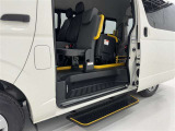 補助ステップで車いすを利用しない方の乗り降りもサポートします。