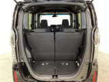 開口部も広く荷物の積み下ろしもしやすいお車となっております。シートの背もたれは5:5の割合で背もたれを可倒でき、前後のシートスライドもできるので荷室をひろげることができます。