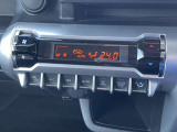 【エアコン】フルオートエアコンが搭載されているので、運転席と助手席で別々に快適な温度調整が可能です。