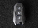【スマートキー】鍵を持ってお車のプッシュスタートボタンを押すだけでエンジンが始動します。ドアの施錠もボタンを押すだけです。