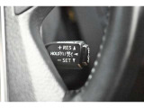 アクセルから足を離しても設定速度で走り続けてくれます。高速道路での長距離移動が楽になりますよ♪