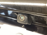 車の後方に小型カメラが付いておりバックする際の後方の様子をモニター上に表示します。