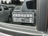 セキュリティアラーム(警報装置)搭載しております。センサーが異常を感知した場合、光や音で警告を発します。万一の時に、音や光で周囲の人々の注目を惹くことができるので車上荒らしなどに有効です。