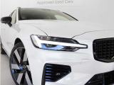 ひときわ印象的なT字型のLEDヘッドライトは、新世代のボルボを象徴するユニークなアイコンとなっています。LEDデイタイム・ランニング・ライトやポジションライト、ウインカーの役割も果たします。