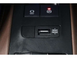 燃費をより向上させるエコドライブモードとパワフルな走行を愉しめるパワーモードを選べるスイッチが付いております!
