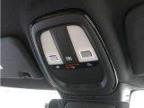 ルーフにあるボタンは、車両が始動しない場合、パンクした場合、または事故に遭った場合などの緊急時に支援の要請に使用できるため、安心感を高めることができます。