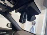 自動防眩機能を備えたルームミラー。ETC車載器を搭載しておりスタイリッシュかつ機能性を兼ね備えております。