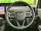 握りやすいデザインで、長時間の運転でも疲れにくいステアリング。操作系のスイッチも手の届きやすい位置に配置されています。