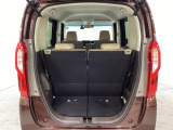 開口部も広く荷物の積み下ろしもしやすいお車となっております。シートの背もたれは5:5の割合で背もたれを可倒でき、前後のシートスライドもできるので荷室をひろげることができます。