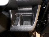 運転席の届きやすいところにドリンクホルダーがついています。視線をそらすことなく手に取れるので運転に集中できて安心ですね。