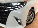 【LEDヘッドライト】悪天候や夜間走行時も良好な視界を確保し安心して運転できる高輝度LEDヘッドライトを装備!点灯速度が早く、消費電力も抑えられています。
