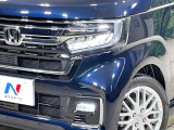 【LEDヘッドライト】悪天候や夜間走行時も良好な視界を確保し安心して運転できる高輝度LEDヘッドライトを装備!点灯速度が早く、消費電力も抑えられています。