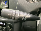 雨天時や視界不良時の運転をサポートするワイパーレバー。ワンタッチで操作でき、雨量に応じて適切なワイパー作動を選べます。運転の安全を確保します。
