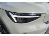 ひときわ印象的なT字型のLEDヘッドライトは、新世代のボルボを象徴するユニークなアイコンとなっています。LEDデイタイム・ランニング・ライトやポジションライト、ウインカーの役割も果たします。