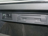 CD、DVD、SDカードのスロットルがあり、様々なメディアで音楽を楽しんで頂けます。その横にはETC2.0が標準装備