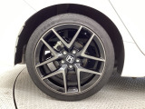 純正アルミホイールです。車にぴったりなデザインで、足元がおしゃれに♪また、スチールホイールに比べ軽いので、車の燃費も良くなりますよ!