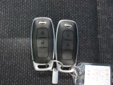 インテリジェントキー付き。キーを持っているだけで、ドアハンドル横のボタンを押すとドアの施錠・開錠が行えます。そのままキーが車内にあればエンジンを掛けることもでき、とても便利です。