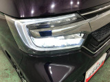 白く明るい光で夜間走行をサポートするLEDヘッドランプを搭載